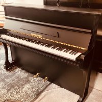 Alexander Herrmann Klavier Modell 104 schwarz satiniert