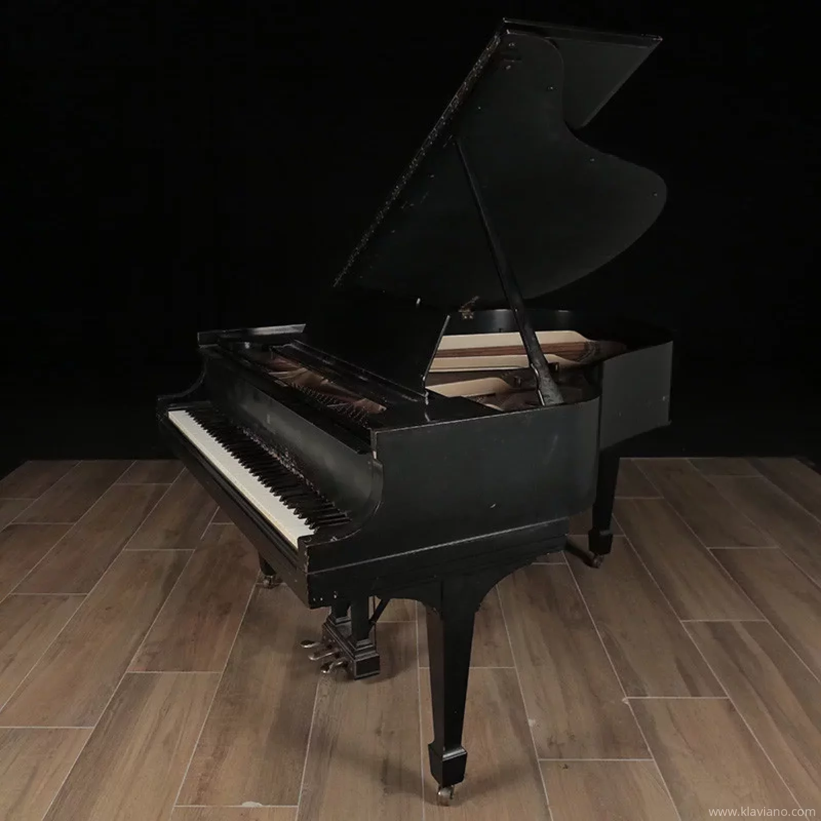 Används, Steinway & Sons, M-170