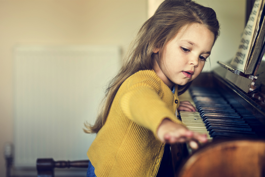 Un piano droit parfait pour un enfant