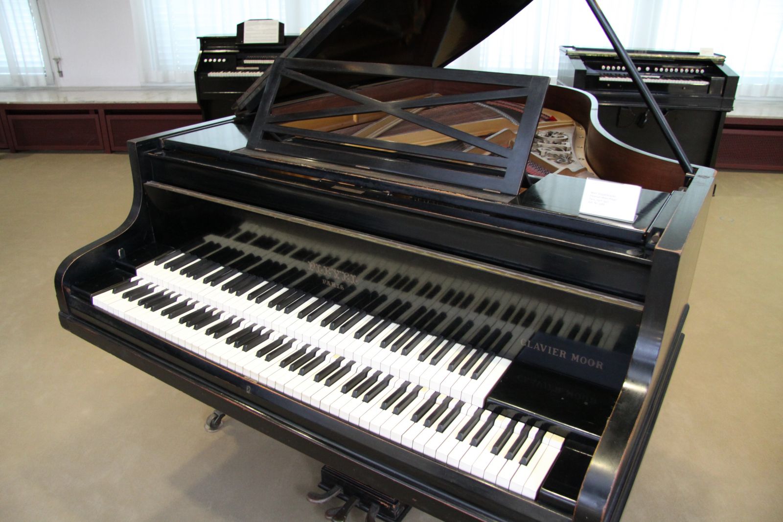 A grand piano with a double keyboard… what’s this about?