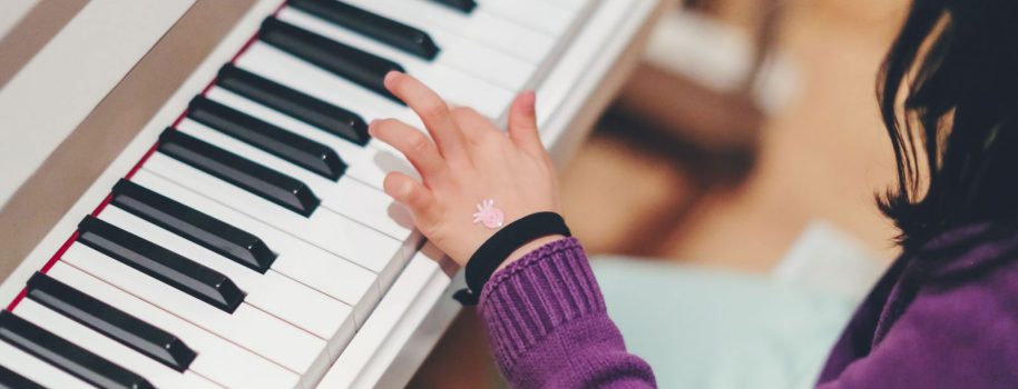I’m left-handed – Can I play the piano?