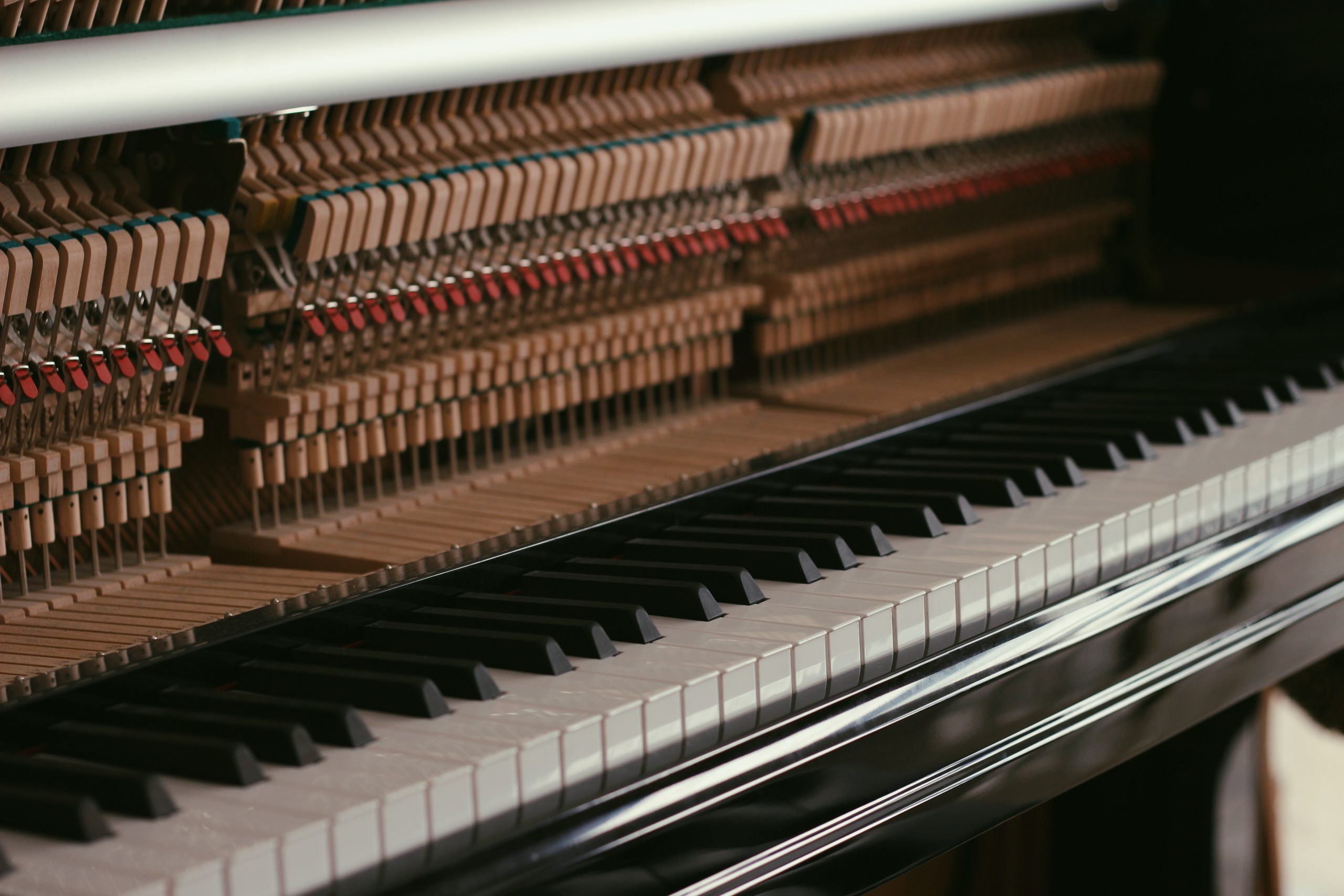Jak znaleźć numer seryjny w pianinie lub fortepianie?