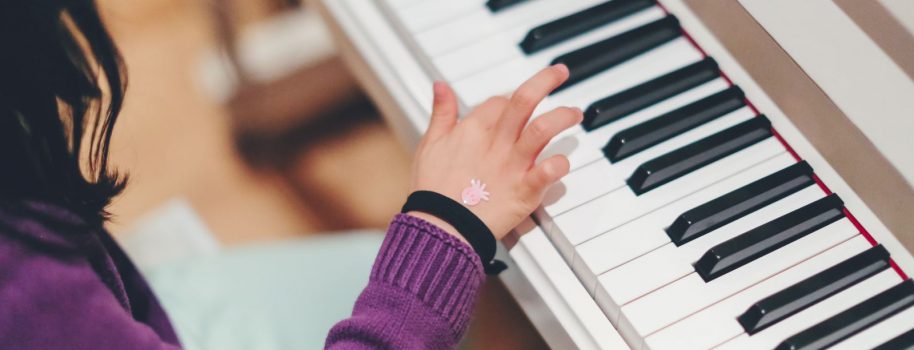 I’m left-handed – Can I play the piano?