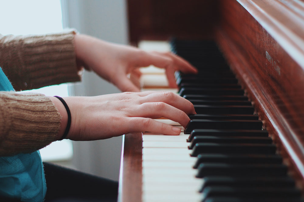 Playing the piano makes hands more slender and fingers longer