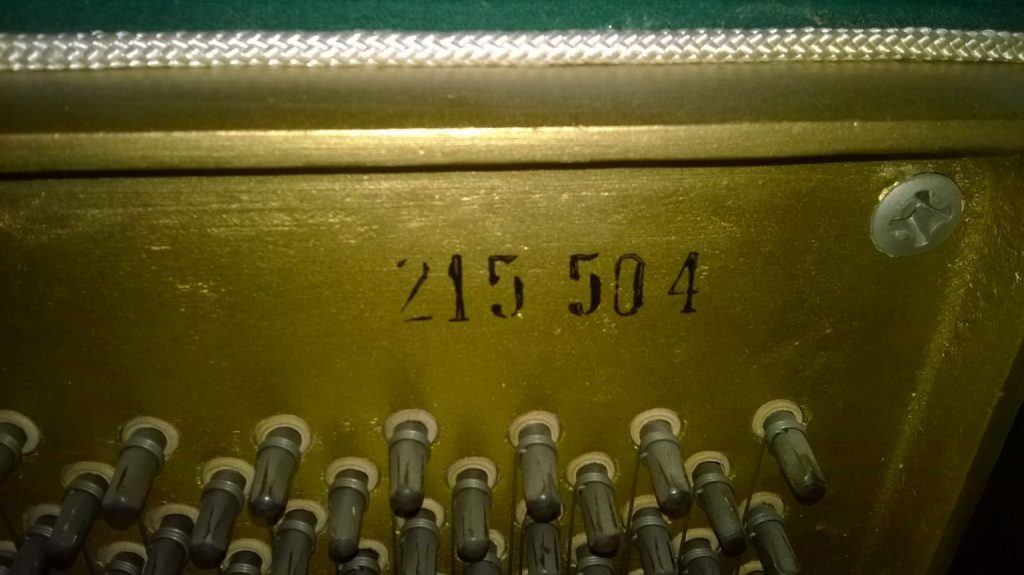 Seriennummer auf dem gusseisernen Rahmen des Klaviers