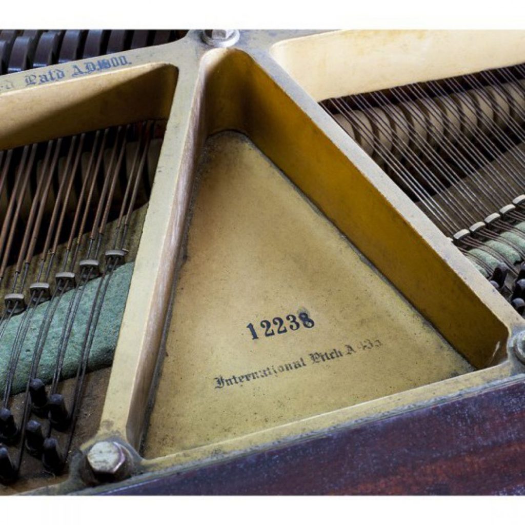 Seriennummer auf dem gusseisernen Rahmen des Flügels