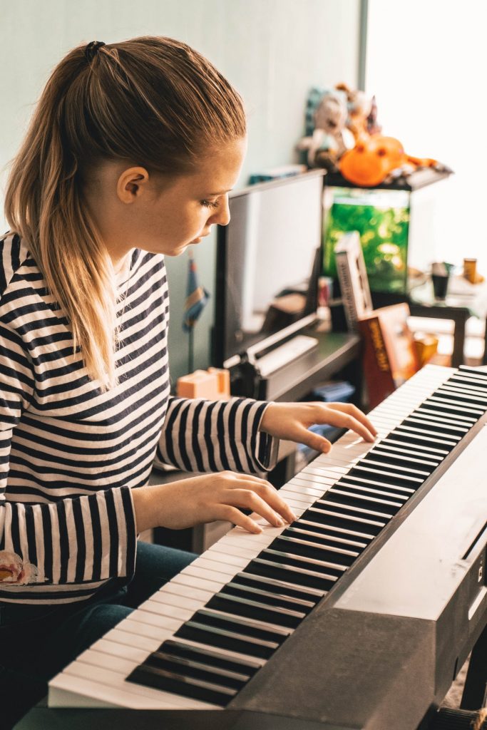 Piano numérique ou acoustique, quel est le meilleur pour apprendre à jouer ? 