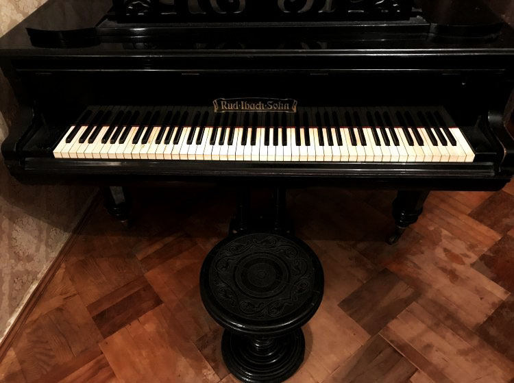 how to sell a used piano - The brand name should not be "hidden" - it is usually found on the keyboard cover