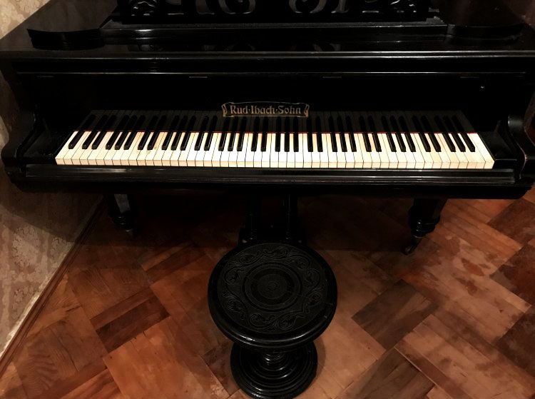 Il nome della marca non dovrebbe essere "nascosto" - di solito si trova sul coperchio della tastiera Come vendere un pianoforte?