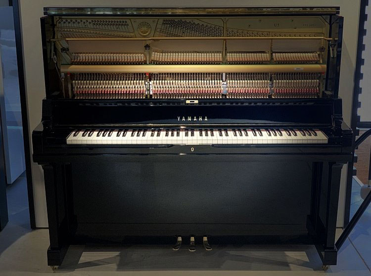 Wnętrze pianina – zdjęte górne drzwiczki