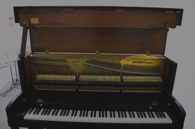 Aprite il coperchio del vostro pianoforte verticale o a coda e guardate quale nome o logo si trova sul telaio in ghisa Come vendere un pianoforte?