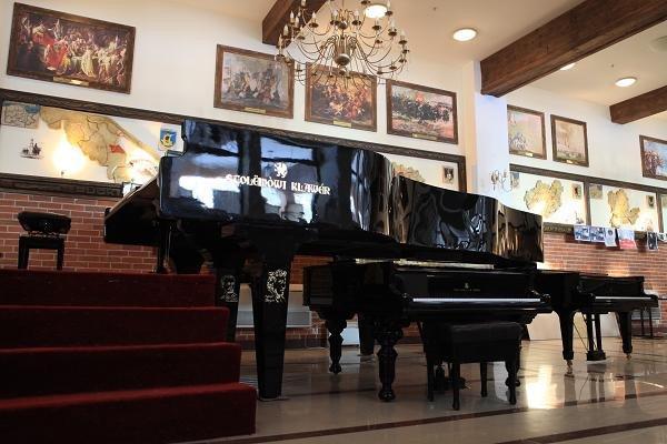 The longest and at the same time the biggest grand piano in the world is the 608cm long Stolëmův Klawér