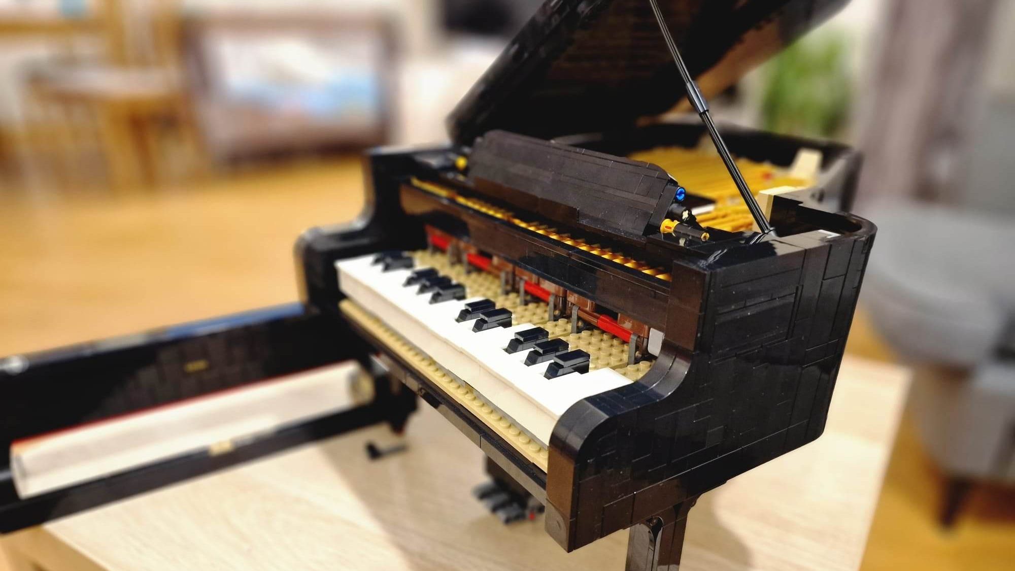 A playable piano to assemble yourself from Lego