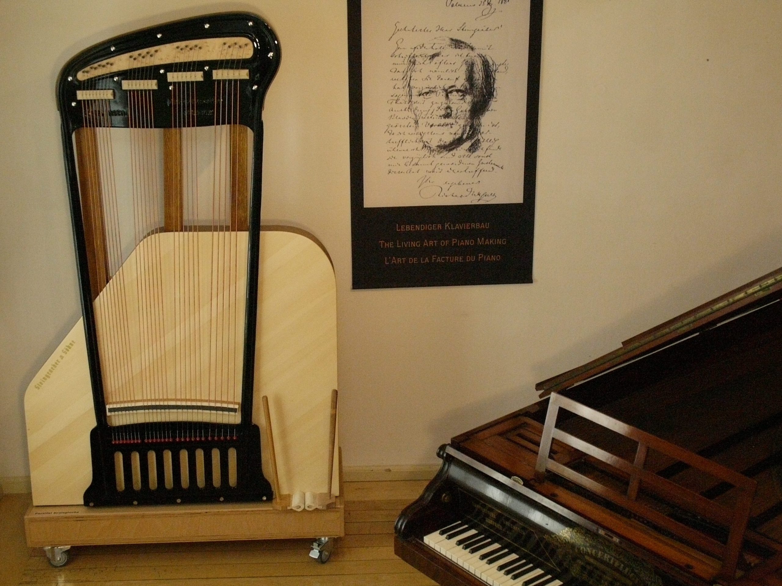 Parsifal-Grail Bell Piano, esposto allo Steingraeber Haus
